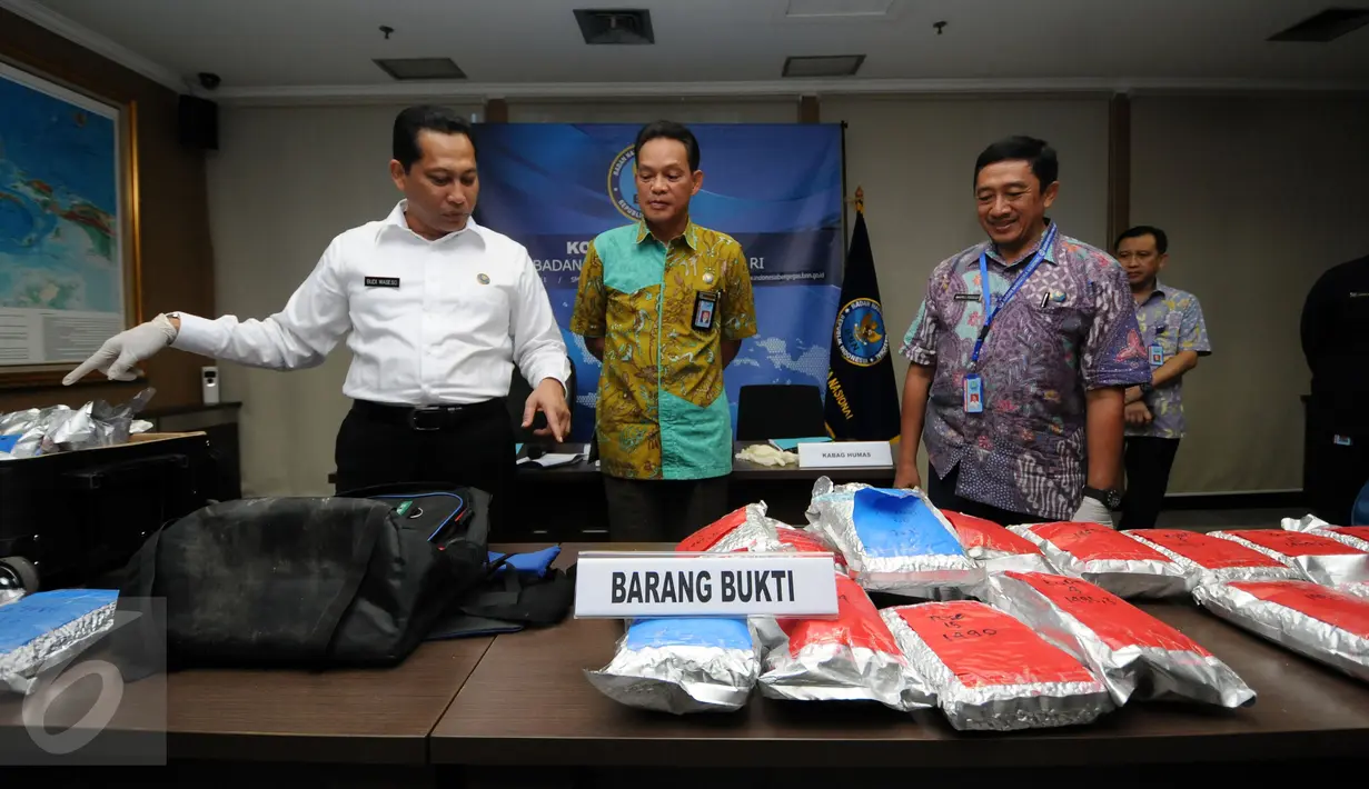 Kepala BNN, Komjen Pol Budi Waseso (kiri) mengecek barang bukti pil ekstasi saat rilis di Jakarta, Jumat (22/4/2016). BNN menyita 150.298 butir pil ekstasi dari seorang tersangka di kawasan Pulogebang, Jakarta Timur. (Liputan6.com/Helmi Fithriansyah)