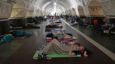 Orang-orang beristirahat di sebuah stasiun kereta bawah tanah, yang digunakan sebagai tempat perlindungan bom, selama serangan Rusia di Kyiv, Ukraina, Kamis dini hari, 10 Juli 2025. (AP Photo/Efrem Lukatsky)