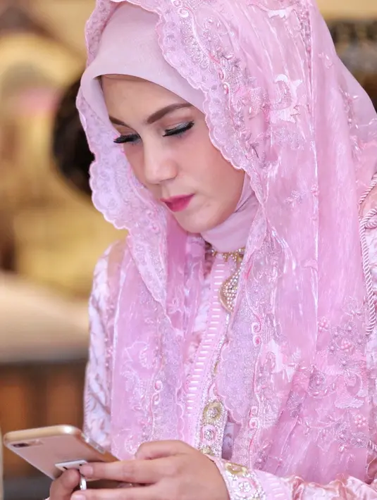 Setelah kepergian sang ayah, Marini Zumarnis hanya bisa mendoakan. Selain itu juga menyempatkan nyekar ke peristirahatan terakhir ayahnya. (Adrian Putra/Bitang.com)