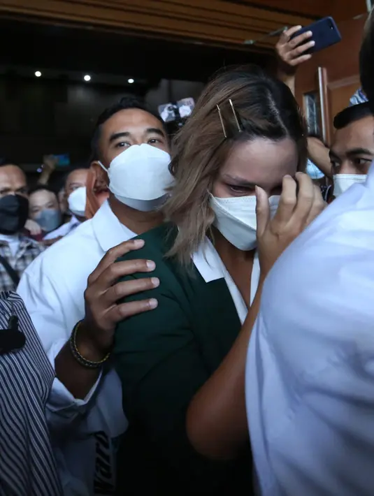 Nia Ramadhani dan Ardi Bakrie sidang Putusan (Budy Santoso/@Kapanlagi.com)