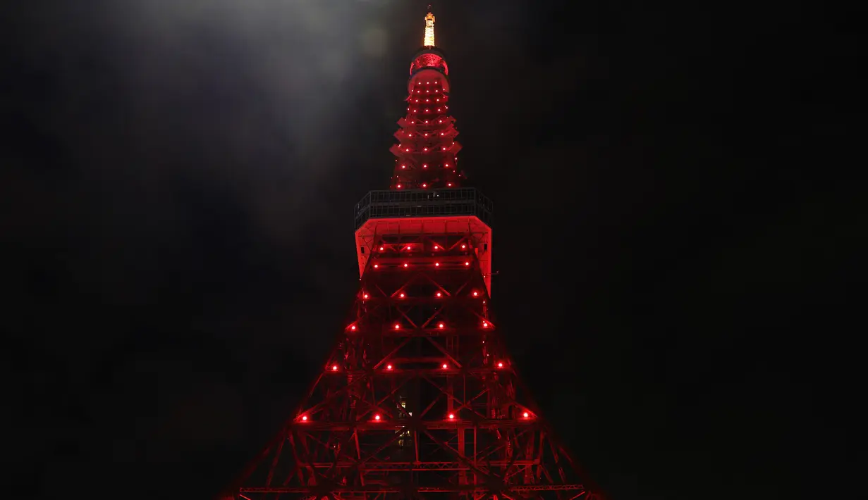 Menara Tokyo tampak dihiasi cahaya berwarna merah dalam rangka menyambut Tahun Baru Imlek di Tokyo, Jepang, pada 24 Januari 2020. Menara Tokyo dihiasi cahaya berwarna merah pada Jumat (24/1) untuk merayakan datangnya Tahun Tikus China yang jatuh pada 25 Januari 2020. (Xinhua/Du Xiaoyi)