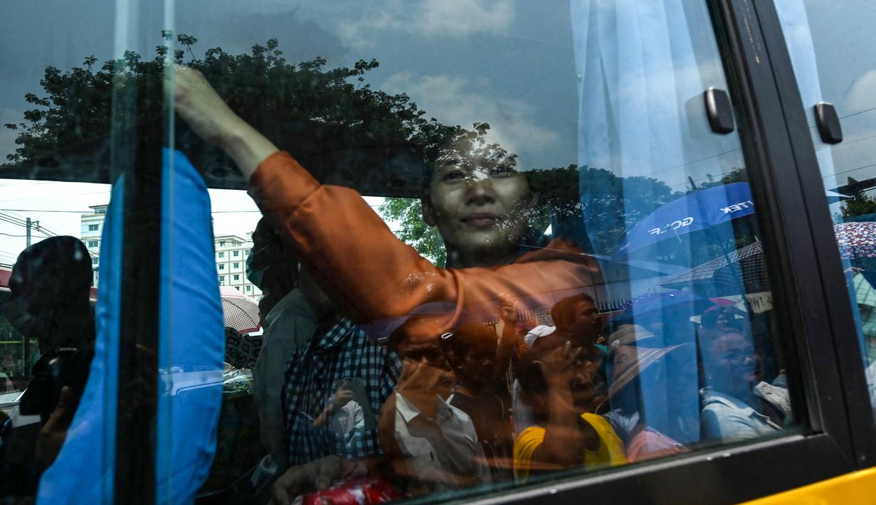 Akan tetapi belum jelas apakah mereka yang dibebaskan mencakup salah satu dari ribuan tahanan politik yang dipenjarakan karena menentang pemerintah militer. (AFP/STR)