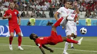 Gelandang Inggris, Raheem Sterling, melakukan tendangan salto saat melawan Tunisia pada laga Grup G Piala Dunia di Volgograd Arena, Volgograd, Senin (18/6/2018). Inggris menang 2-1 atas Tunisia. (AP/Frank Augstein)