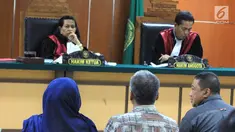 Mantan Lurah Kedoya Selatan, Nuraini Silviana (kiri) bersama dua mantan staf saat menjalani sidang sebagai saksi kasus mafia tanah dengan terdakwa pengusaha Muljono Tedjokusumo di PN Jakarta Barat, Rabu (5/12). (Liputan6.com/HO/Farid)