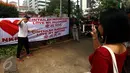 Warga melakukan swa Foto saat pengumpulanKTP di depan Balai Kota, Jakarta, Kamis (5/11). Pendataan dan pengumpulan KTP tersebut sebagai petisi penangguhan penahanan Ahok sebagai Tahanan Kota. (Liputan6.com/Johan Tallo)