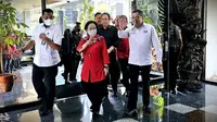 Ketua Umum PDI Perjuangan (PDIP) Megawati Soekarnoputri didampingi putranya Prananda Prabowo menghadiri rapat mingguan Tim Penanganan Nasional (TPN) Ganjar Pranowo di Gedung High End, Jakarta. (Foto: Delvira Hutabarat/Liputan6.com).
