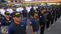 Sejumlah aparat kepolisian saat mengikuti apel pasukan Operasi Lilin Jaya 2015 di Polres Kota Tangerang, Banten, Rabu, (23/12). Apel gabungan tersebut untuk menjaga perayaan hari Natal dan Tahun Baru. (Liputan6.com/Faisal R Syam)