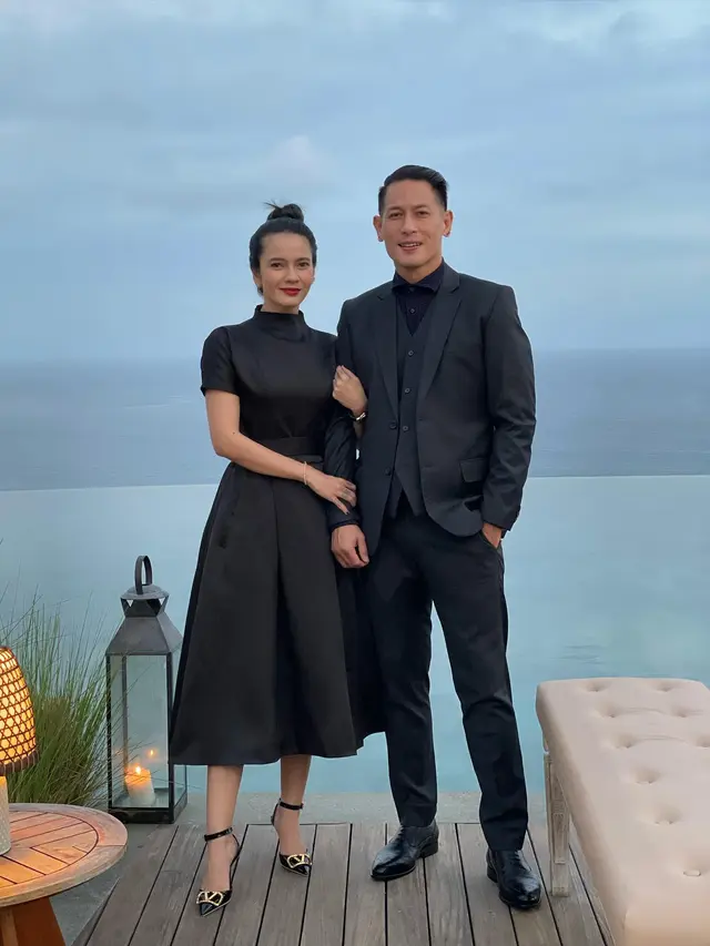 7 Potret Mesra Chef Juna dan Kekasih yang Baru Rayakan Anniversary Ke 3