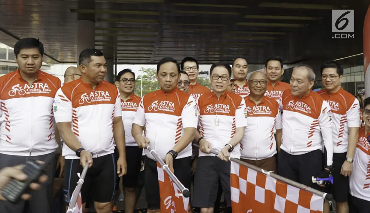 Presiden Direktur Astra Prijono Sugiarto (tengah), Pangdam Jaya Mayjen TNI Eko Margiyono, Kapolda Metro Jaya Irjen Gatot Eddy Pramono dan Direktur Astra Suparno Djasmin dan Henry Tanoto melepas peserta gowes Merdeka di BSD City, Tangerang Selatan, Minggu (18/8/2019). (Liputan6.com/Fery Pradolo)