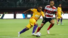 Feri Pahabol berusaha melewati Kleberson saat Persik dikalahkan Madura United 1-0 di Stadion Gelora Madura Ratu Pamelingan Pamekasan, Sabtu (6/8/2022). (Bola.com/Gatot Susetyo)