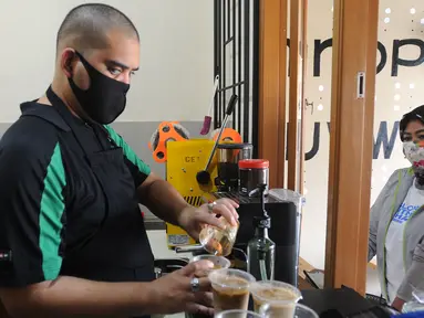 Ahmad Hilmy Almusawa, pemuda 22 tahun penyandang tunanetra meracik kopi pesanan pelanggan di Mata Hati Koffie di Jalan Cabe, Pondok Cabe Ilir, Pamulang, Tangerang Selatan, Banten, Selasa (21/7/2020). (merdeka.com/Arie Basuki)