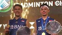 Ganda putra Indonesia Fajar Alfian/Muhammad Rian Ardianto menerima trofi juara All England 2023 setelah mengalahkan seniornya&nbsp;Mohammad Ahsan/Hendra Setiawan pada laga final&nbsp;di Utilita Arena Birmingham, Inggris, Minggu (19/3) malam WIB. Fajar/Rian menang 21-17 dan 21-14. (foto: istimewa)