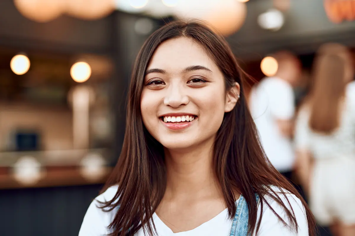 perempuan tertawa