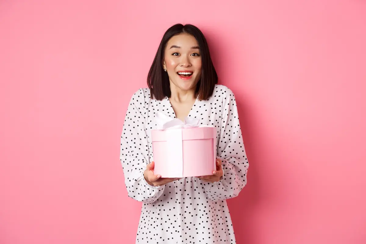 Ilustrasi perempuan saat mendapatkan hadiah. (c) benzoix /depositphotos