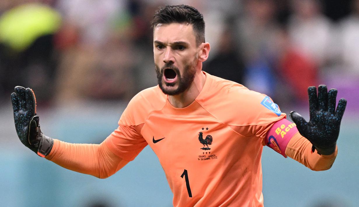 Kiper nomor satu Timnas Prancis yang bermain bersama Tottenham Hotspur, Hugo Lloris telah mengumumkan pensiun dari Timnas Prancis pada 9 Januari 2023 lalu. Pemegang rekor caps terbanyak Les Bleus dnegan 145 penampilan tersebut tercatat telah lebih dari 14 tahun menjadi bagian Tim Ayam Jago sejak melakukan debut pada 19 November 2008. Dengan pensiunnya Hugo Lloris, Timnas Prancis tentu akan segera mencari sosok pengganti di bawah mistar gawang sebagai kiper utama. Berikut daftar 5 opsi yang dapat menggantikan posisi hugo Lloris baik dalam jangka pendek maupun jangka panjang. (AFP/Kirill Kudryavtsev)