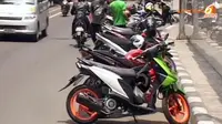 Puluhan Motor Parkir Liar di Samping Polres Metro Jakarta Barat