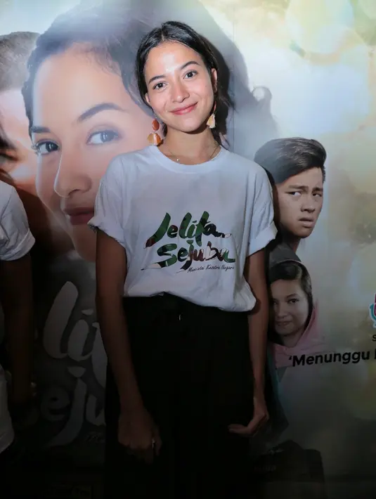 "Sudah segini saja, enggak usah pakai bulu mata. (Pakai) Anting pun lupa. Sudahlah enggak usah pakai anting. Kalung pun aku enggak pakai. Terus jadi benar-benar simple, sesuai dengan karakter kami berdua. Kami sangat simple," lanjutnya.