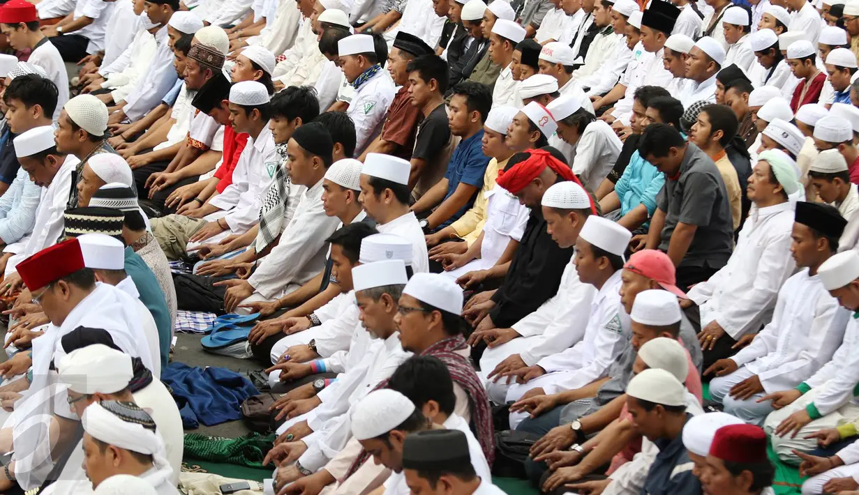 Ribuan massa ormas Islam usai salat didepan Balai Kota Jakarta, Jumat (14/10). Mereka menuntut agar Gubernur DKI Basuki Tjahaja Purnama ditindak terkait ucapannya yang dianggap melecehkan agama. (Liputan6.com/Immanuel Antonius)