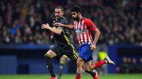 Diego Costa berduel dengan Bonucci pada leg 1, babak 16 besar Liga Champions yang berlangsung di stadion Wanda Metropolitano, Madrid., Kamis (21/2). Atl Madrid menang 2-0 atas Juventus (Gabriel Bouys)
