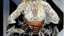 Dilaporkan Ace Showbiz, di tahun 2013 Britney mengakui telah mengunjungi tempat operasi plastik Dr. Raj Kanodja di Beverly Hills untuk melakukan suntik pada bibirnya. “Aku telah melakukan suntik bibir,” ucap Britney. (AFP/Bintang.com)
