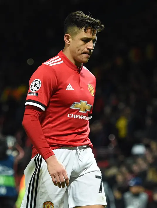 2. Alexis Sanchez - Datang saat Barcelona sedang On Fire. Namun Alexis malah pindah ke Arsenal usai gagal berikan gelar Liga Champions kepada Barcelona. Setahun setelah hengkang, El Barca malah sukses jadi kampiun Liga Champions 2015. (AFP/Oli Scarff)