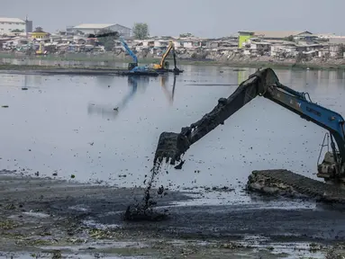 Alat berat mengeruk lumpur di Waduk Pluit, Jakarta, Rabu (30/10/2019). Waduk Pluit dikeruk untuk mengeluarkan lumpur yang mengendap pada bagian dasar. (Liputan6.com/ Faizal Fanani)