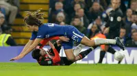 Pemain Chelsea, Ethan Ampadu dan pemain Bournemouth, Adam Smith terjatuh saat berebut bola pada laga perempat final, di Stadion Stamford Bridge, Kamis (21/12). Morata menjadi penentu kemenangan Chelsea atas AFC Bournemouth 2-1. (AP/Alastair Grant)