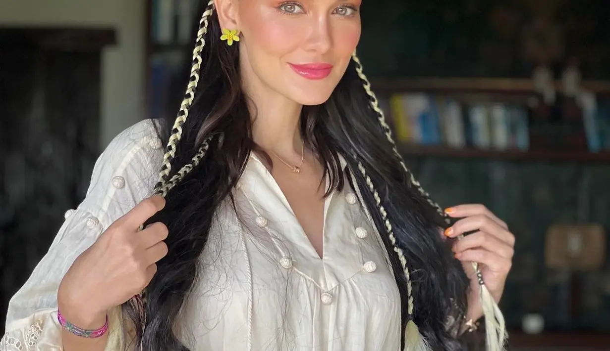 Luna Maya memberikan penampilan ekstra di pesta perayaan ulang tahunnya yang bertema Lunachella. [Instagram/lunamaya]