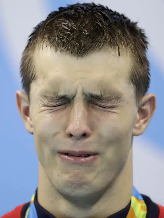 Perenang Amerika Serikat, Ryan Held, menangis usai memenangi nomor 4x100 m gaya bebas pada Olimpiade 2016 di Rio de Janeiro, Brasil, Senin (8/8/2016). (AP/Michael Sohn)
