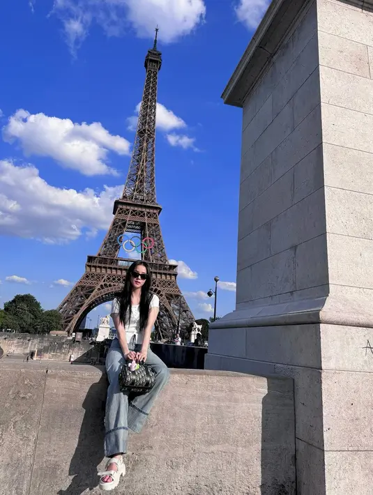 Ia memadukan t-shirt putih dari City Breeze seharga Rp800ribuan dengan celana baggy light jeans [@sooyaaa__]