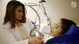 Dr Aldisa saat memberikan perawatan pada pasien dengan menggunakan alat Coolsculpting (Fat Reduction Tanpa Bedah)  yang merupakan salah satu teknologi terbaru di Klinik JAC, Jakarta (Liputan6.com)