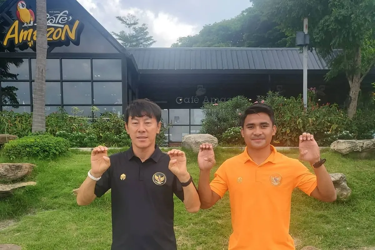Pelatih Timnas Indonesia U-23, Shin Tae-yong bersama Asnawi Mangkualam berpose cakar.