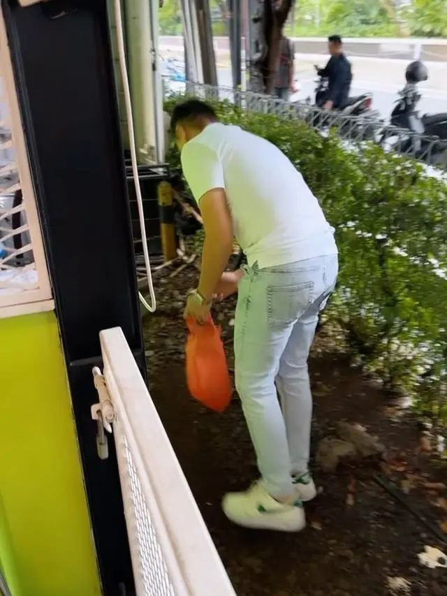 7 Potret Ussy Sulistiawaty Layani Pelanggan di Resto Barunya Ini Tuai Sorotan