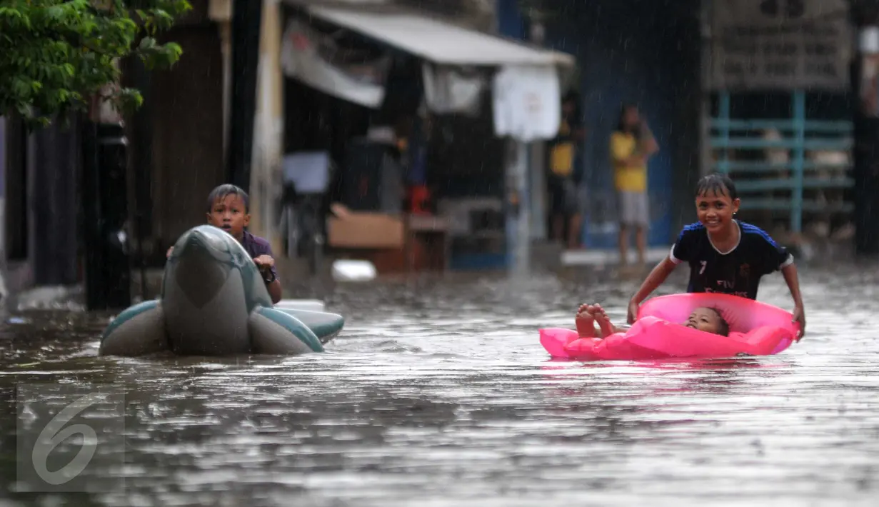 Sejumlah anak bermain saat banjir menggenangi kawasan Pasar Buncit, Jakarta Selatan, Selasa (9/2/2016). Banjir menggenangi kawasan tersebut hingga setinggi 100 cm akibat luapan Kali Kemang. (Liputan6.com/Gempur M Surya)