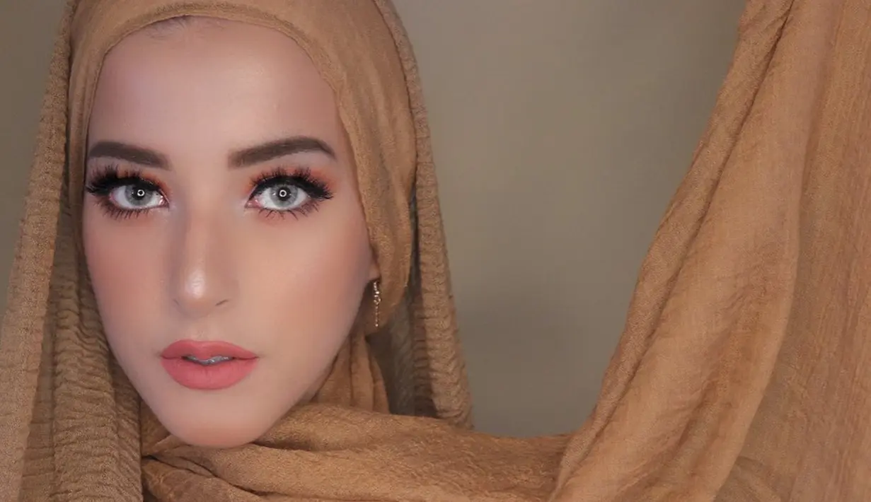 Gaya beauty vlogger satu ini memang kerap tuai sorotan. Bahkan, gaya hijab Tasya yang terlihat sederhana pun mendapat berbagai pujian dari netizen. Tak sedikit dari mereka yang merasa pangling dengan penampilan dari Tasya Farasya ini. (Liputan6.com/IG/@tasyafarasya)