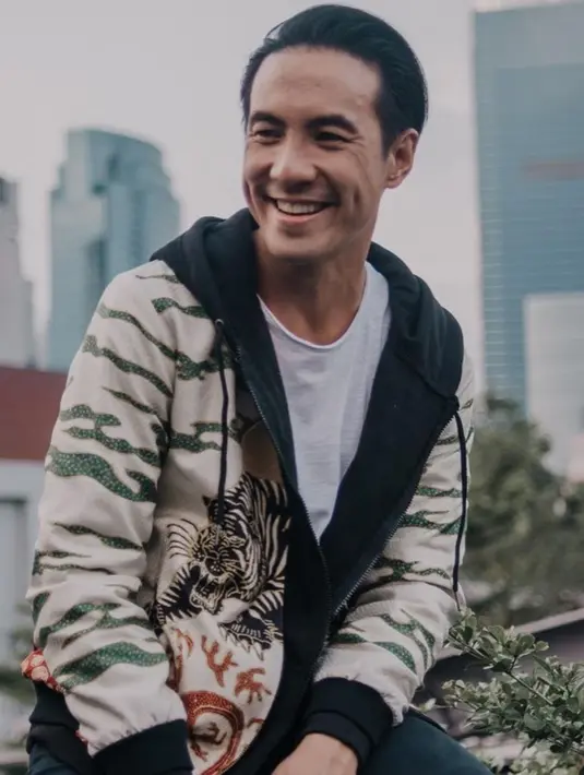 Selanjutnya di toples kedua untuk menyisihkan uang sebagai tabungan dari kedua anaknya. Nah, di toples ketiga, Daniel membiasakan anak-anaknya untuk menyimpan uang yang nantinya akan diberikan kepada yang membutuhkan. (Instagram/vjdaniel)