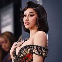 Cardi melengkapi tampilannya dengan anting hoop bertumpuk berwarna perak, dan beberapa cincin berlian besar.  [@iamcardib].