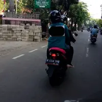 Demi melindungi istrinya yang tengah hamil, tengok apa yang dibuat oleh bapak ini. (Bintang.com/Abraham Onarelly)