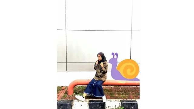 Wanita Ini Minta Fotonya Diedit Tidak Sendiri, 6 Hasilnya Kocak Banget