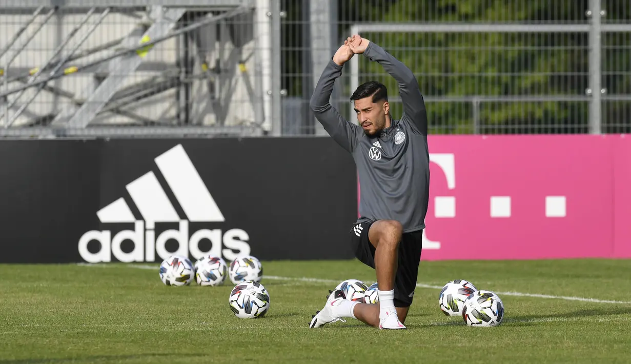 Pemain Timnas Jerman, Suat Serdar, melakukan pemanasan saat sesi latihan jelang laga UEFA Nations League di Stuttgart, Senin (31/8/2020). Jerman akan berhadapan dengan Spanyol. (AFP/Thomas Kienzle)