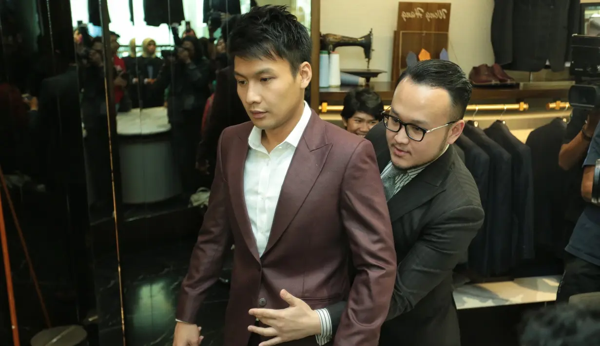 "Kalau dari pemilihan warna pagi sampai pemberkatan jadi enggak black banget, tapi agak marun. Di ceremony tradisi chinese chong sam, gue akan pakai biru dan disesuakan sama warna dekorasinya," jelas Fendy Chow, Kamis (13/7). (Adrian Putra/Bintang.com)