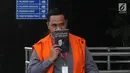 Anggota DPRD Kota Malang Syamsul Fajrih tiba Gedung KPK, Jakarta, Kamis (22/11). Syamsul terlihat menutupi wajahnya dengan buku tulisan Tan Malaka berjudul 'Dari Penjara ke Penjara'. (Merdeka.com/Dwi Narwoko)