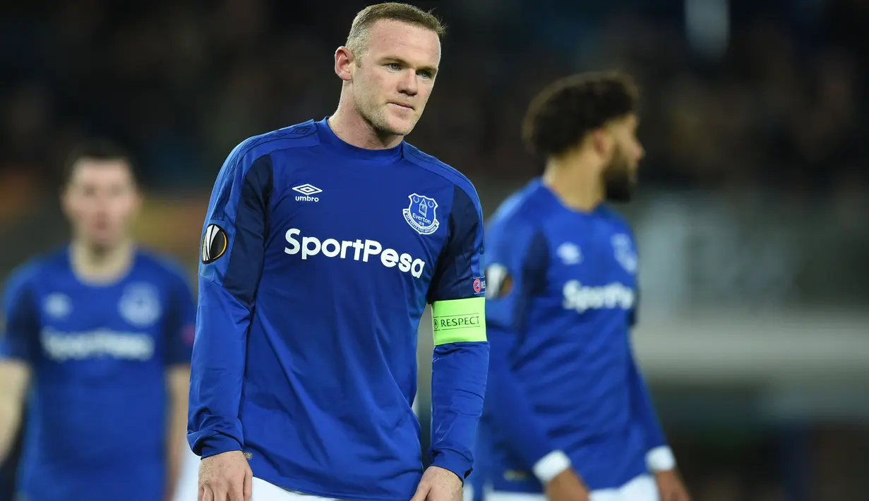 Pemain Everton, Wayne Rooney kecewa saat timnya gagal meraih kemenangan saat melawan Atalanta pada laga grup E Liga Europa di Goodison Park, Liverpool (23/11/2017). Everton kalah 1-5.(AFP/Oli Scarff)