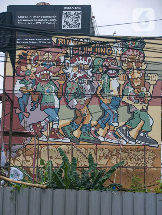 Seniman membuat mural dalam acara Converse City Forest di Fatmawati, Jakarta, Sabtu (6/3/2021). Acara yang digagas di 14 kota di seluruh dunia merupakan ajang kampanye untuk membersihkan udara yang diimplementasikan dengan mural bertema mendobrak batas-kesetaraan ras. (Liputan6.com/Faizal Fanani)