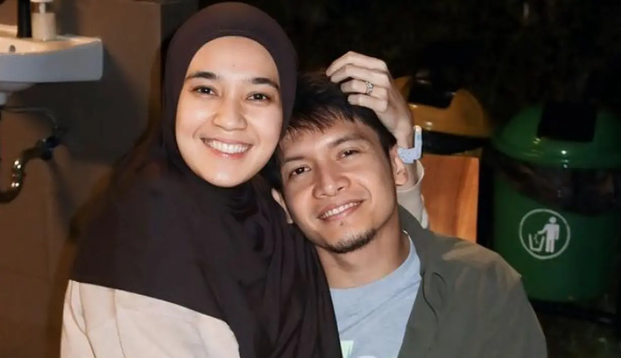 Dhini Aminarti tampil mengenakan kerudung coklat dipadukan gamis warna coklat muda. Dimas Seto mengenakan outer hijau drnhsn inner birunya. [@ryana_dea]