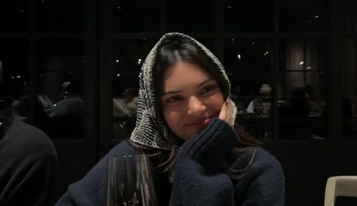 Begitupun dengan Kendall Jenner yang mengenakan syal segitiga untuk menutupi rambutnya. Ia mengenakan syal warna hitam bergaris putih. [@kendalljenner]