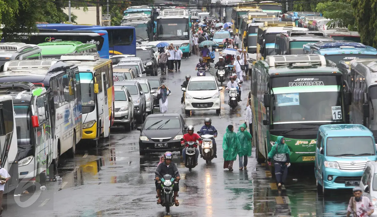 Kendaraan massa aksi 2 Desember terparkir di sepanjang Jalan Raya Pos, Jakarta, Jumat (2/12). Terbatasnya tempat parkir menyebabkan massa aksi memarkirkan kendaraan di tepi jalan, meskipun menutup arus lalu lintas. (Liputan6.com/Immanuel Antonius)