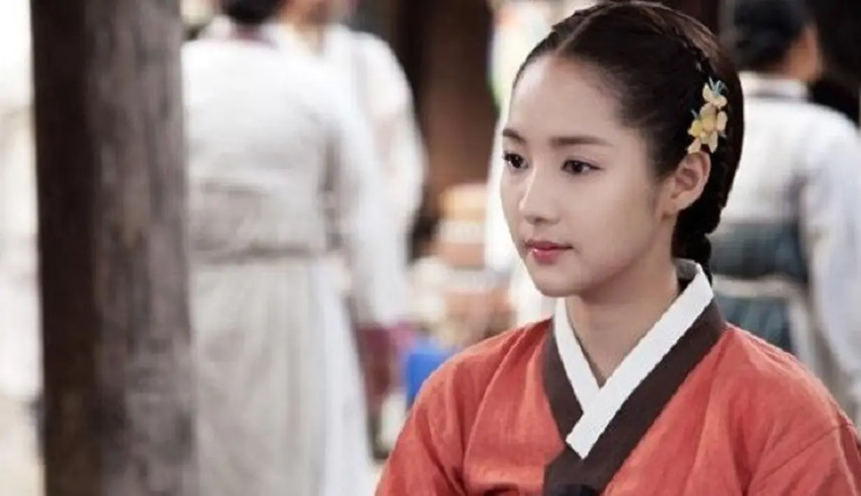 Park Min Young terlihat begitu menawan saat mengenakan hanbok. Hal tersebut terlihat saat aktris kelahiran 4 Maret 1986 ini bermain dalam drama Sungkyunkwan Scandal. (Foto: soompi.com)