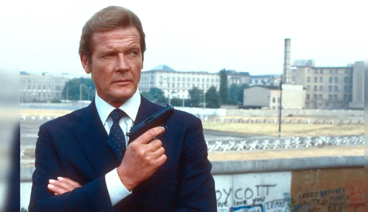 Sir Roger George Moore mulai terkenal semenjak memerankan dua tokoh karakter fiksi detektif asal Inggris, Simon Templar dalam versi serial TV The Saint dari tahun 1962 sampai tahun 1969. (metrouk)