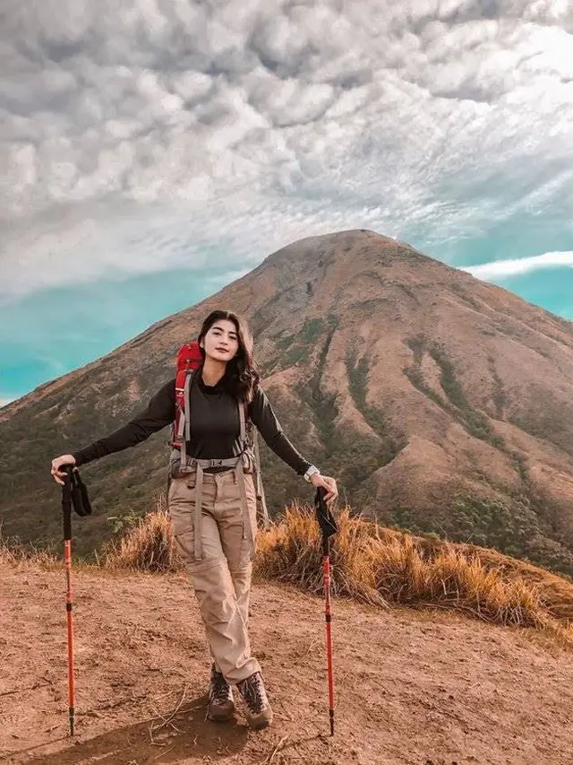 Punya Hobi Menantang, Ini 10 Potret Seleb Wanita Saat Berada di Puncak Gunung